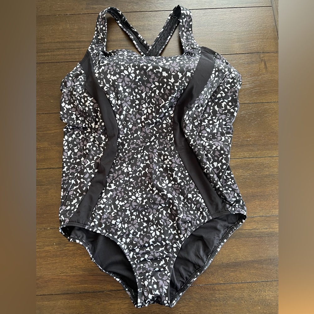 NWOT LANDS END Black white gray print one piece bathing suit 18 Long